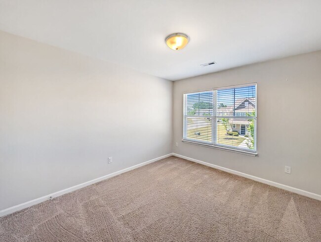 Building Photo - Spacious 3 Bed / 2.5 Bath Townhouse with Loft & 1-Car Garage