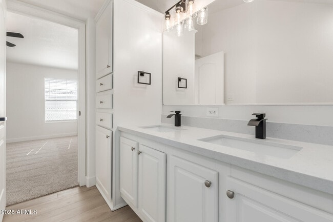 Building Photo - 120 N Val Vista Dr