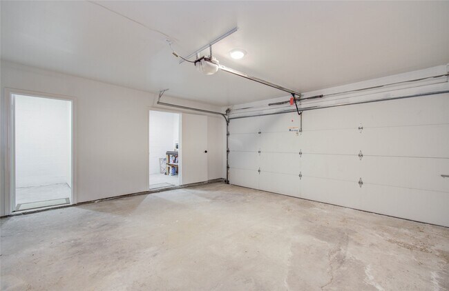 Building Photo - 1888 Saxony Ln