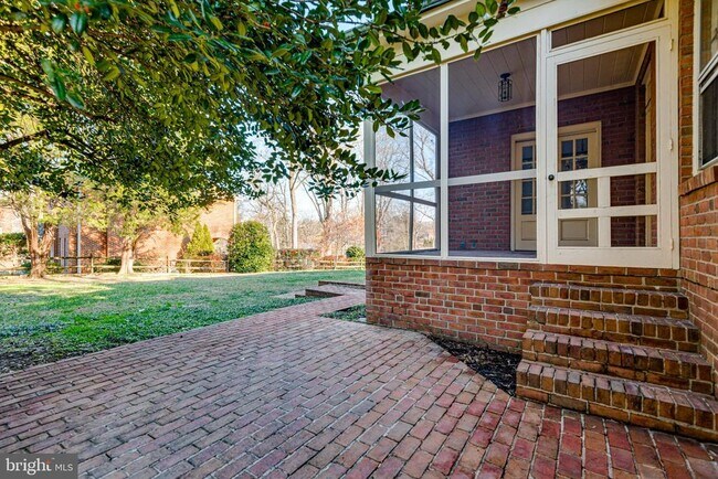 Building Photo - 901 Janney's Ln