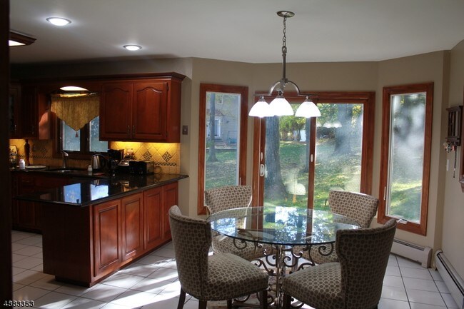 Building Photo - 5 New Castle Ct