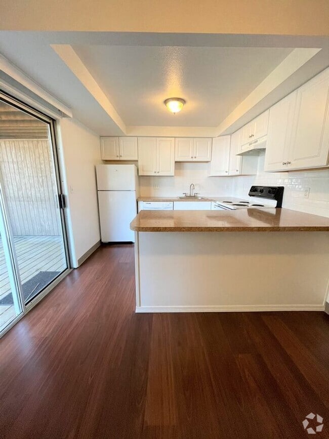 Building Photo - Charming Two Bedroom Lower Level Flat Clos...