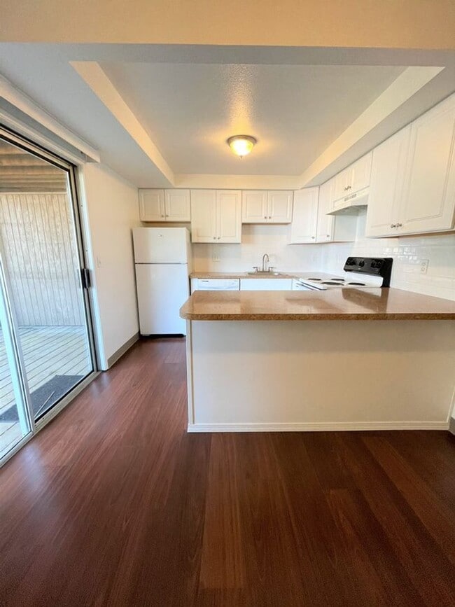 Building Photo - Charming Two Bedroom  Close to Downtown Vancouver !!