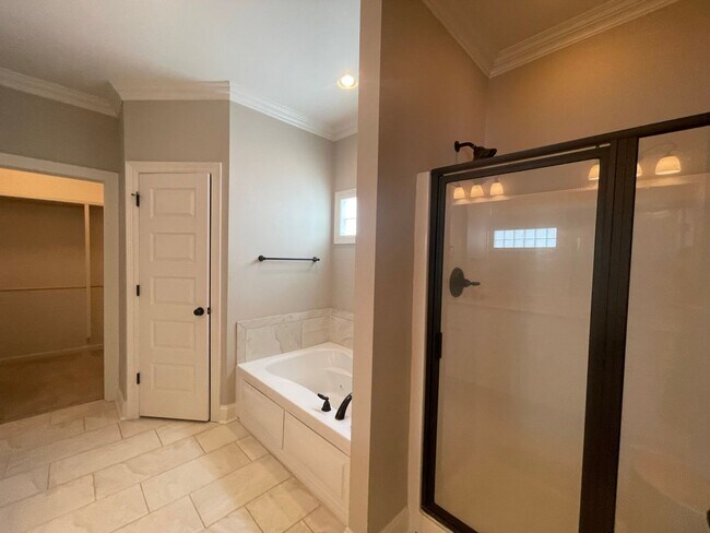 Building Photo - 3 Bedroom House off Nicholson with Community Pool