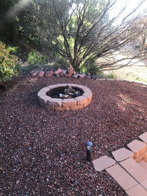 Building Photo - Reduced Great 3 bed, 2 bath home with 2 car garage Front courtyard, covered back patio, pizza ove...