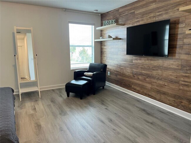 Building Photo - 4715 Sleepy Hollow Dr