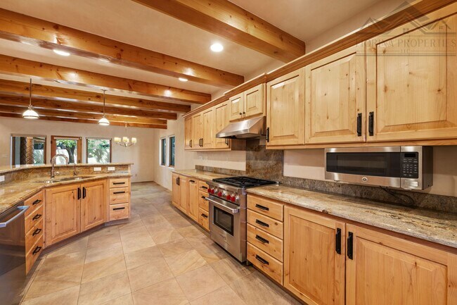 Building Photo - 659 Bishops Lodge Rd