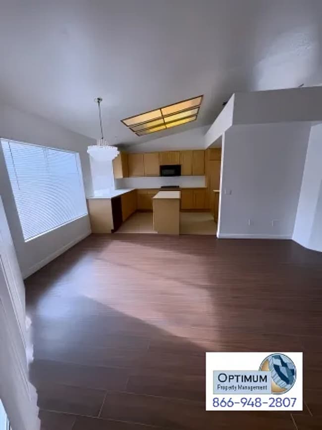 Building Photo - Beautiful 3 Bedroom, 2 Bathroom Home with Versatile Living Spaces