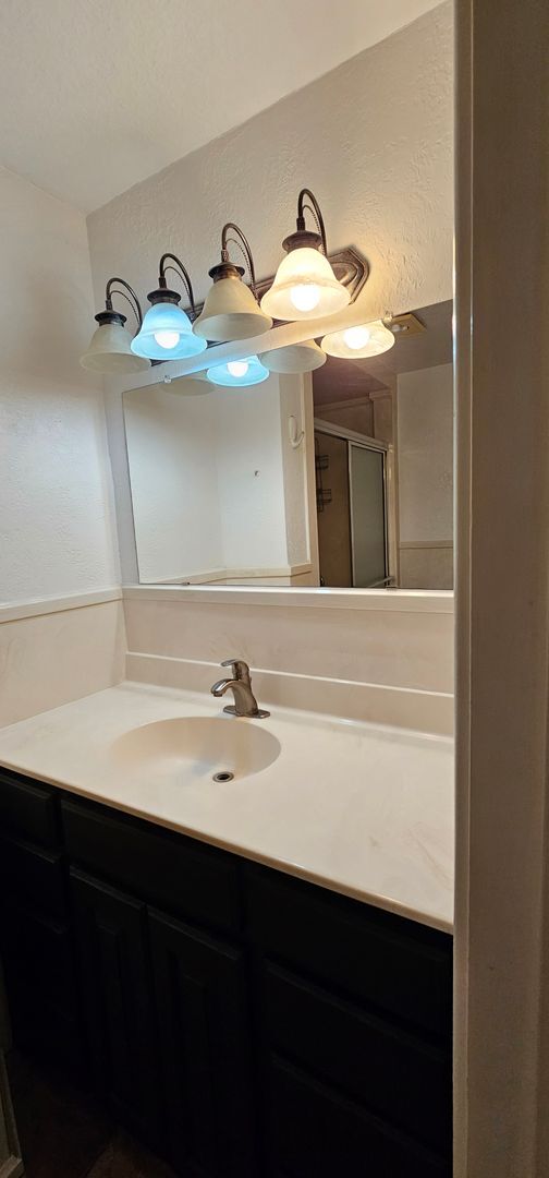 Building Photo - Gorgeous 3 bedroom, 2 bath home Available 4/17