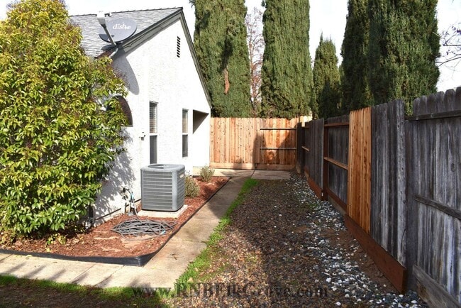 Building Photo - 9435 Soaring Oaks Dr