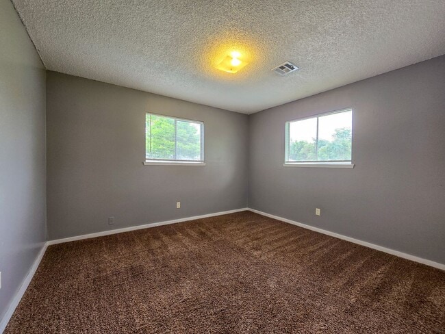 Building Photo - Beautifully remodeled 2-bedroom home in a ...