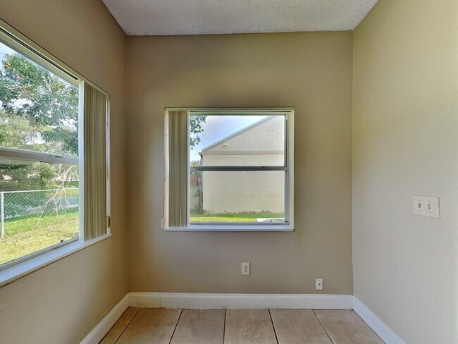 Building Photo - 1421 SW 85th Ave