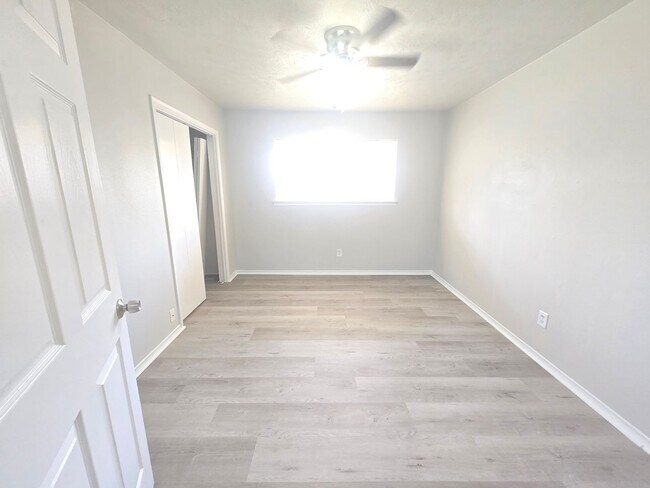 Building Photo - 3 Bedroom/2 Bathroom/2 Covered Parking Places - Remodeled