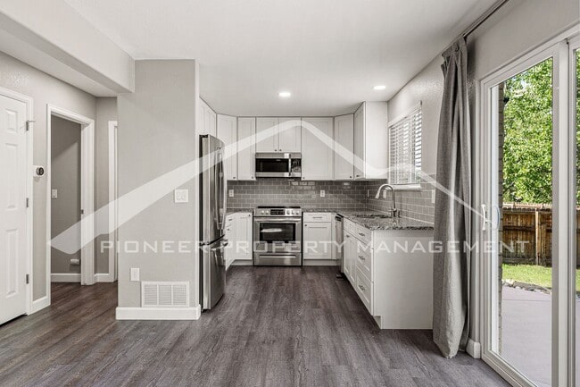 Building Photo - Single Family Home with 2 Car Garage and Central Air!