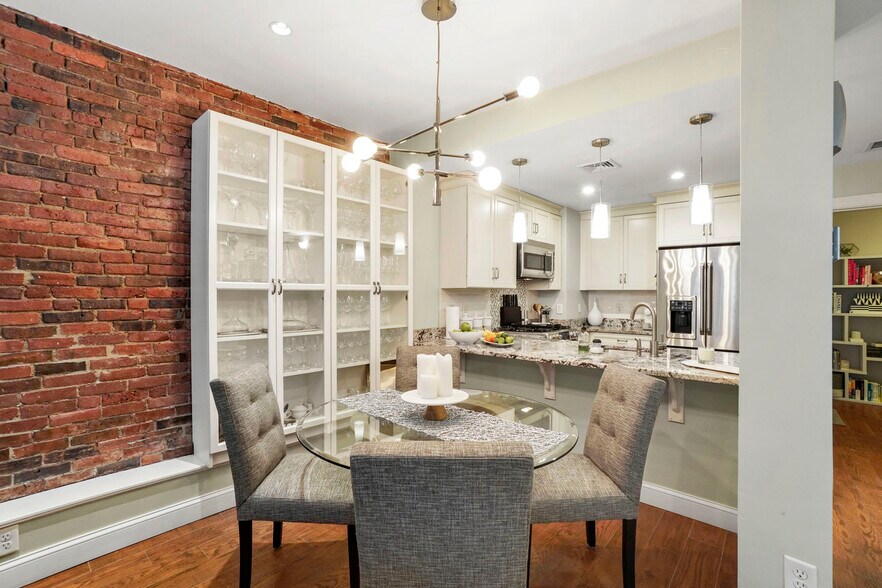 Building Photo - 16 Follen St