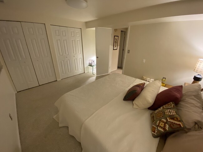 basement bedroom - 300 Southridge Pl