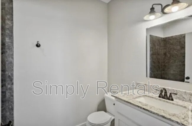 Building Photo - 705 Maple St