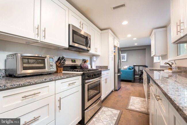 Building Photo - 8601 Cromwell Dr