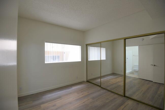 Building Photo - 11315 Moorpark St