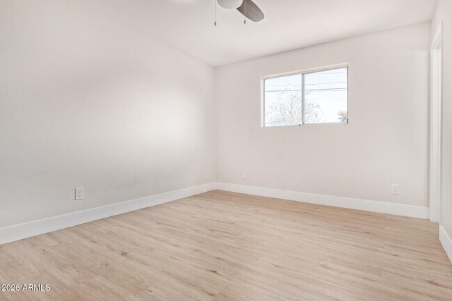Building Photo - 1611 W 5th St