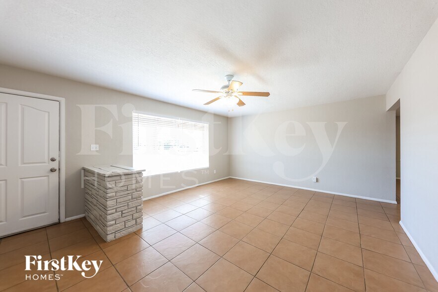 Building Photo - 5702 N 19th Dr