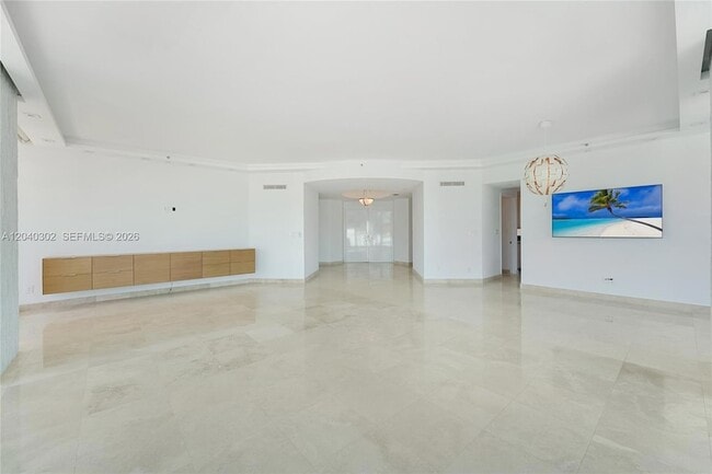 Building Photo - 300 South Pointe Dr
