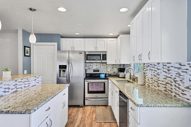 Building Photo - 3425 Fairview Dr