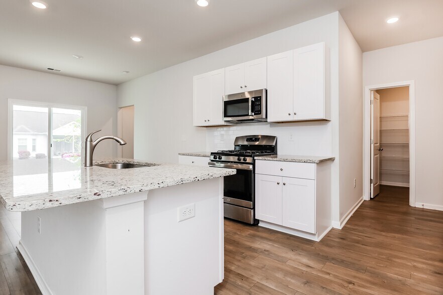 Building Photo - 116 S Reindeer Rd