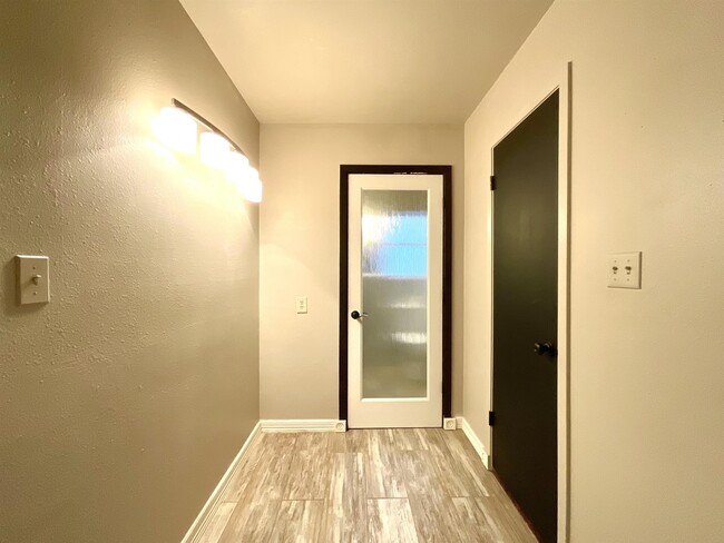 Building Photo - 5303 Shady Oak Cir