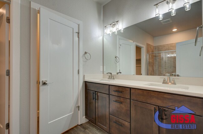 Building Photo - Beautiful, modern townhouse with primary b...