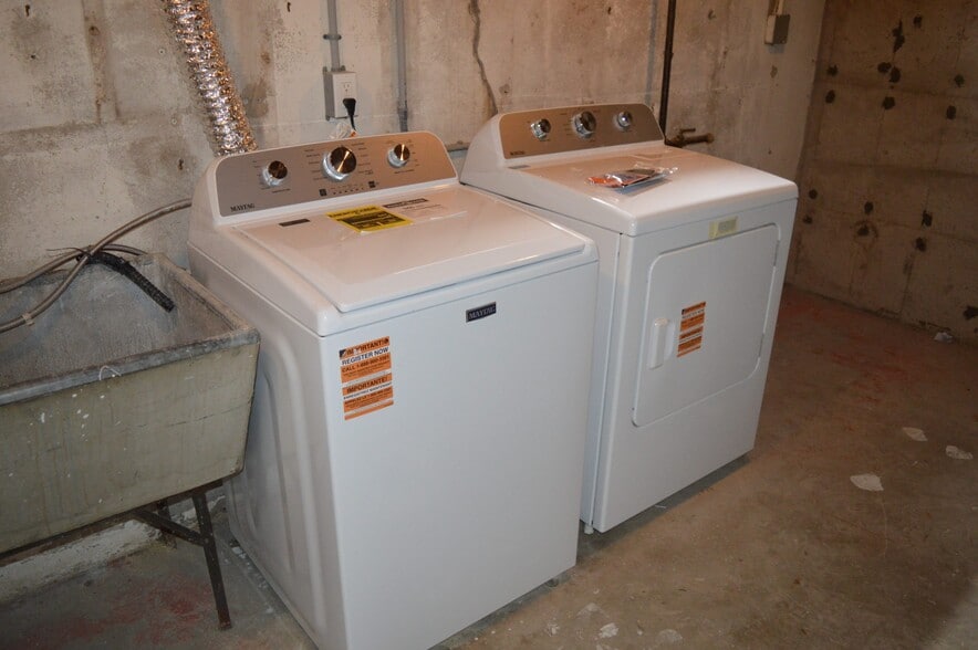 Building Photo - 425 Mineau Pky