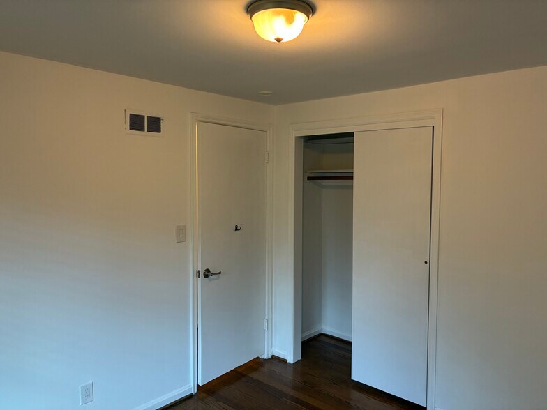 Building Photo - 3209 W 72nd St