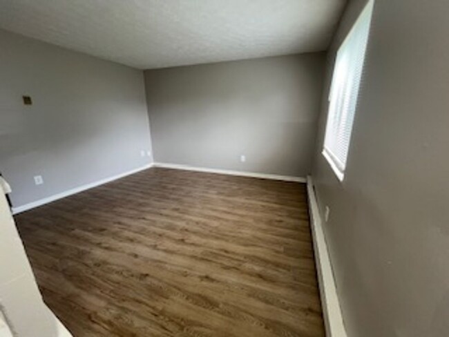 Building Photo - Newly Updated 2 BR/ 1 BA townhome MOVE-IN ...