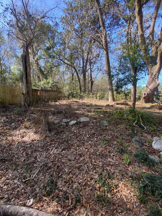 Building Photo - Gorgeous 3 Bedroom 2 Bathroom Single-Family!