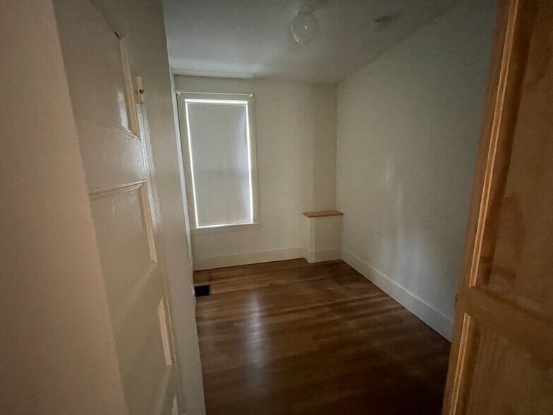 BR2 - 24 Leatherstocking St