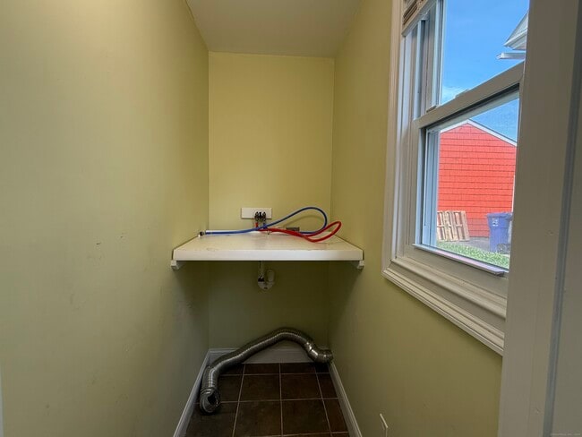Building Photo - 556 Hawley Ave