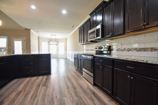 Building Photo - 4 Bedroom 2 Bathroom- Small Pets Considered