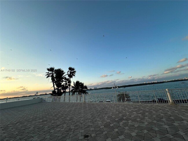 Building Photo - 10350 W Bay Harbor Dr