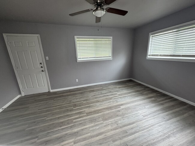 Building Photo - 2810 Cedar Cir