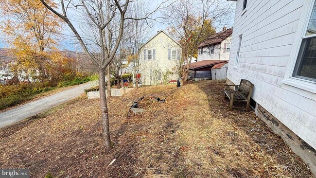 Building Photo - 6 Fern Ave