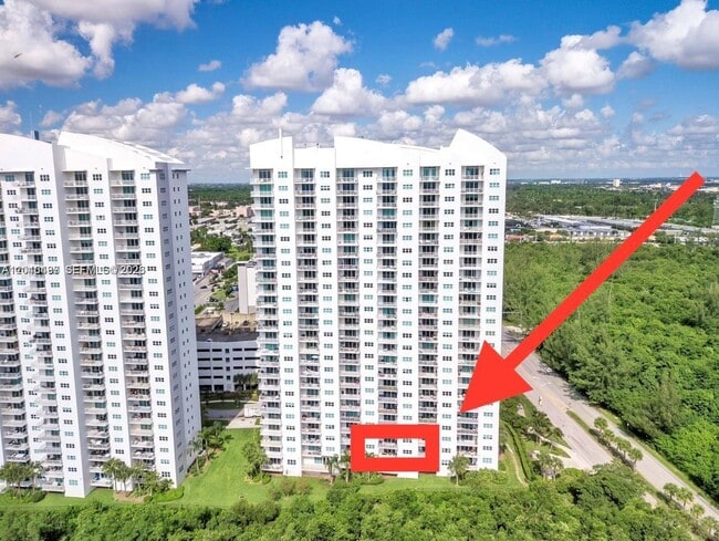 Building Photo - 15051 Royal Oaks Ln