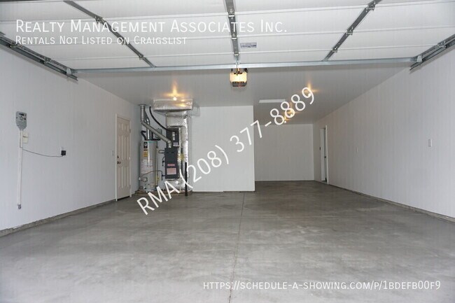 Building Photo - 173 W Yosemite St