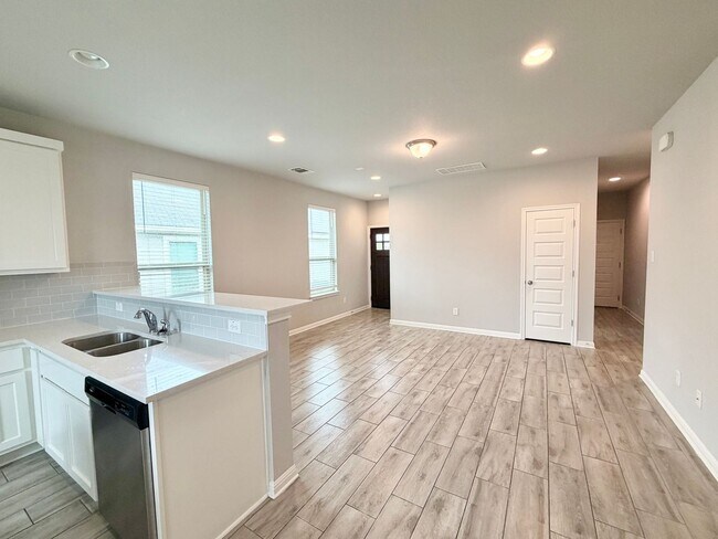 Building Photo - 3 bedroom, 2 bath home for lease