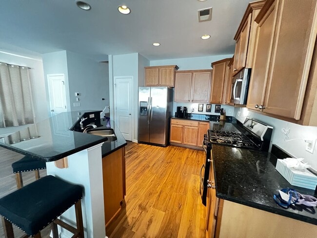 Building Photo - Beautiful 4 Bedroom, 3.5 Bath, Town Home at Tuscany is Available Now!
