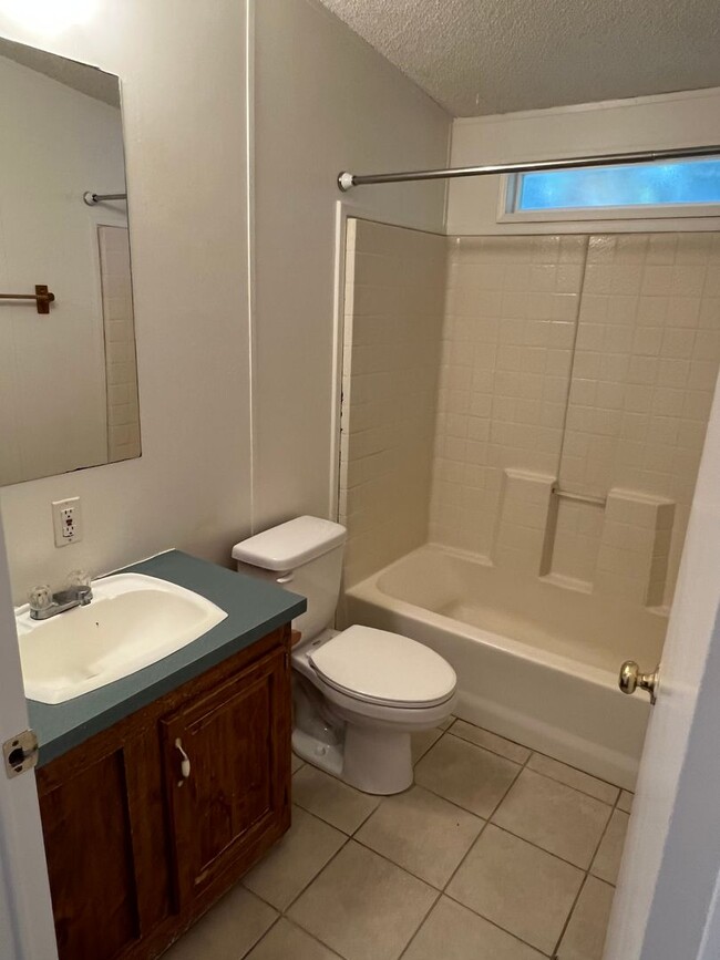 Building Photo - 3 bedroom 2 bath in Hamilton City with fru...