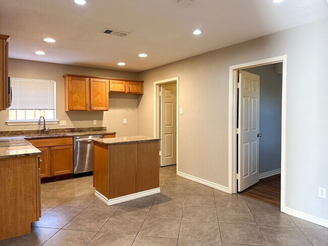 Building Photo - 4 Bedroom / 2 Bath / 2 Car Garage