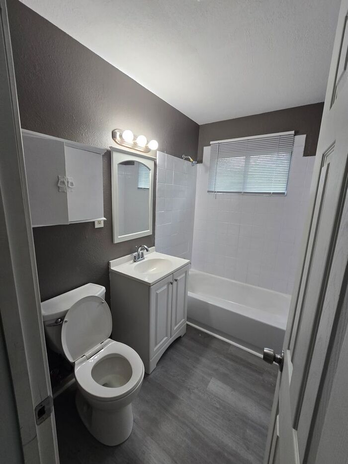 Building Photo - 5134 N Corrington Ave