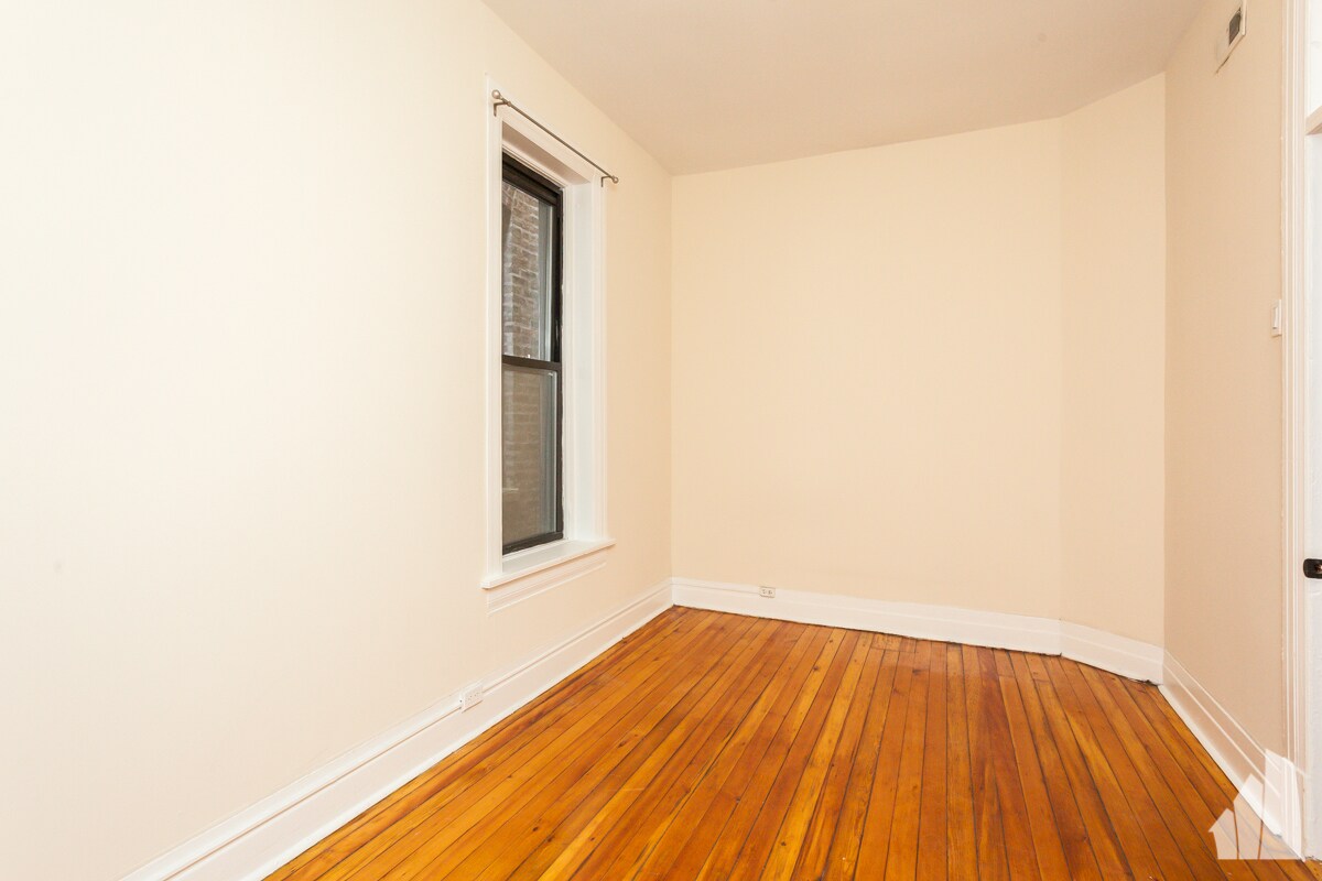 Building Photo - 900 W Newport Ave