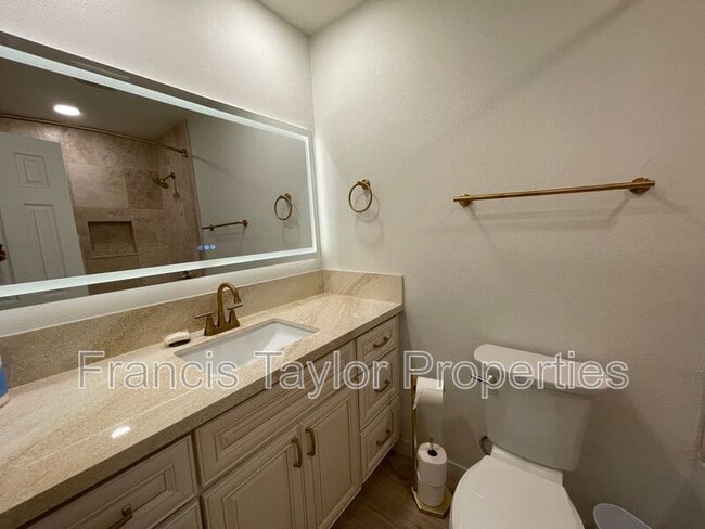Building Photo - 1124 La Honda Dr