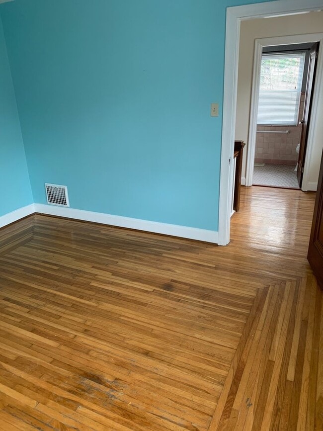 Building Photo - Lovely Two Bedroom Home on a Quiet Street